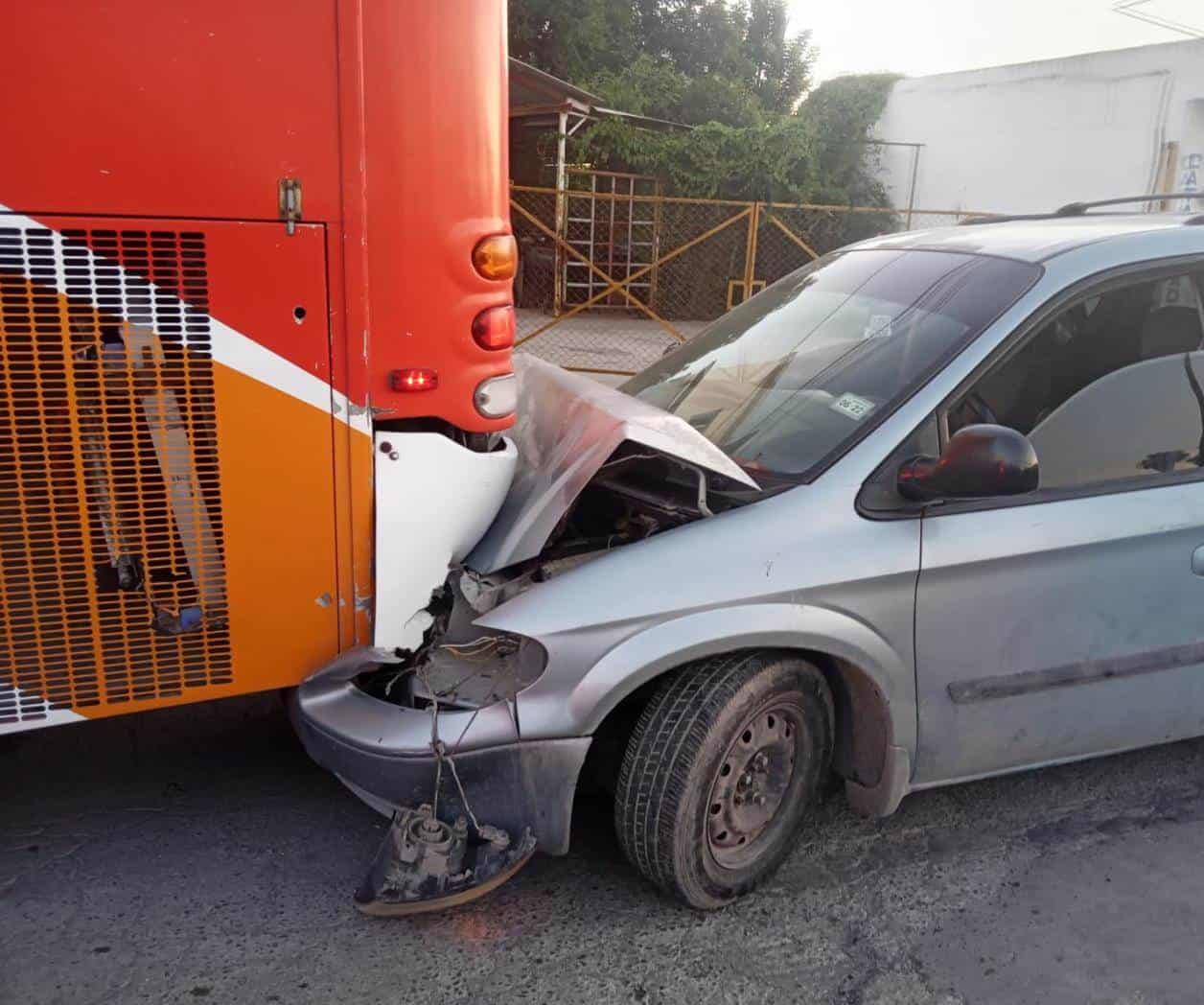Se mete infractora debajo de autobús