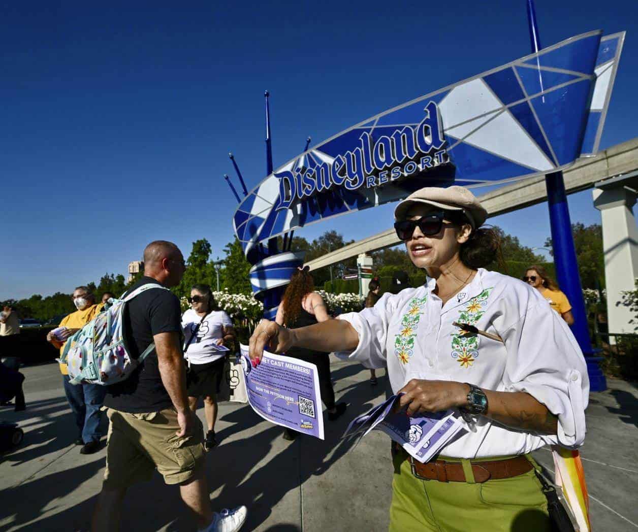 Autorizan posible huelga empleados de Disneyland