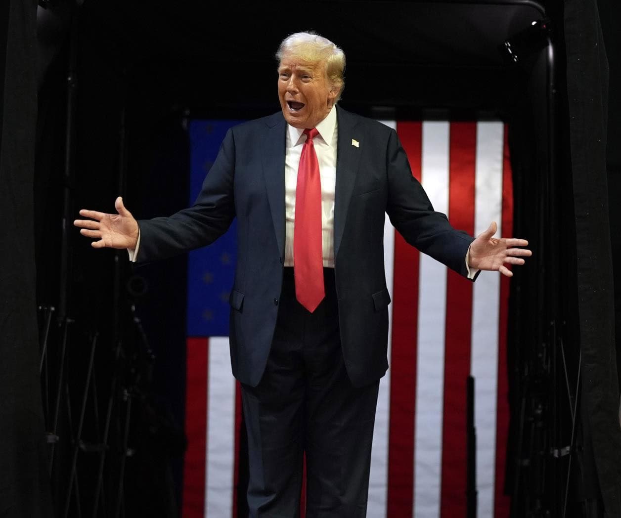 Celebra Donald Trump retiro de Biden de candidatura