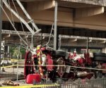 Cuatro heridos al caer camión sobre ferroviaria