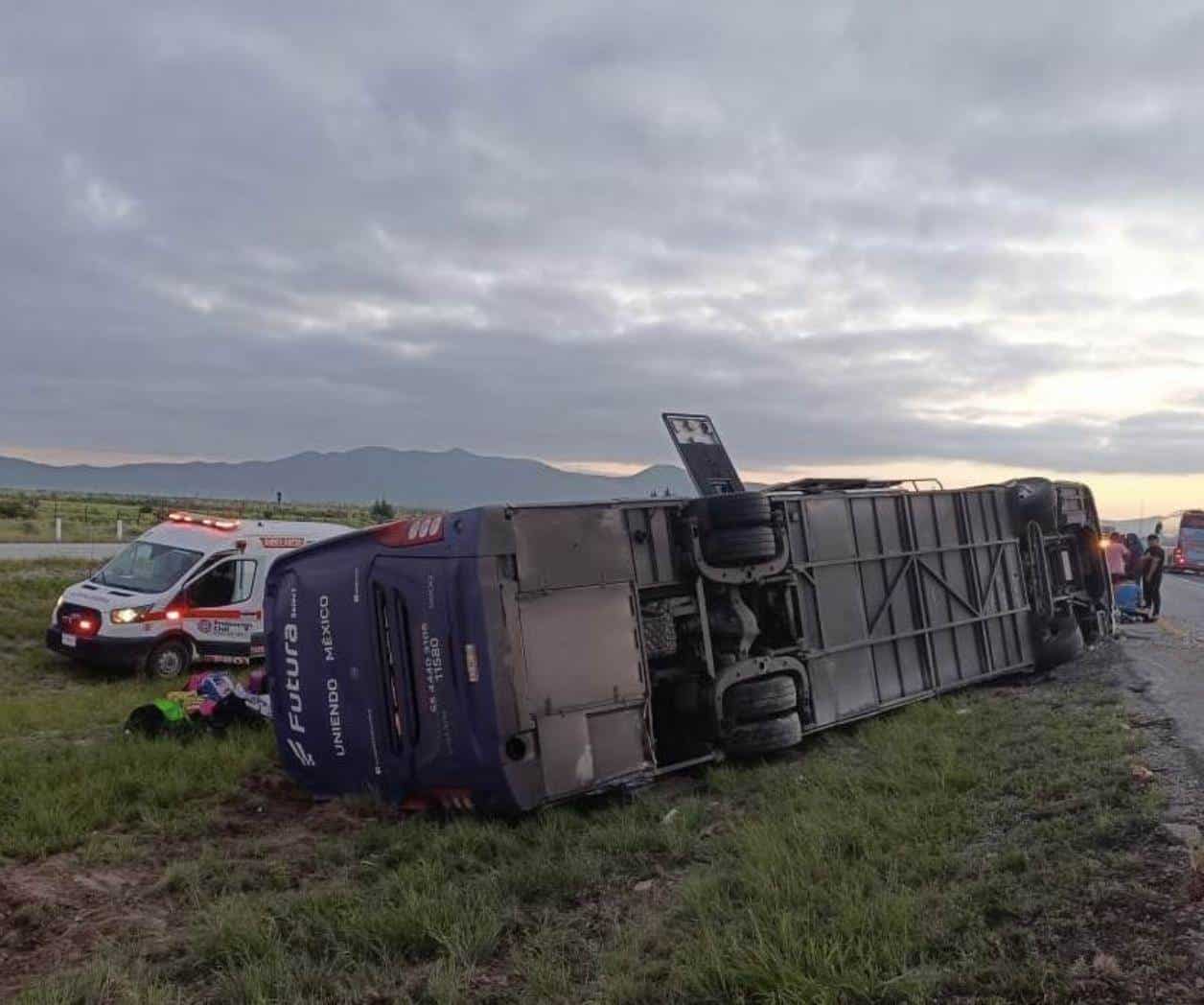 Accidente de autobús en Carretera 57 moviliza a autoridades