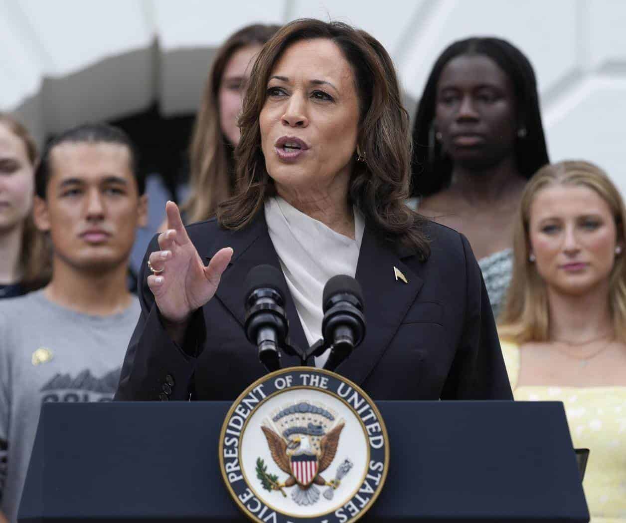 Se moviliza Kamala Harris para obtener respaldo demócrata