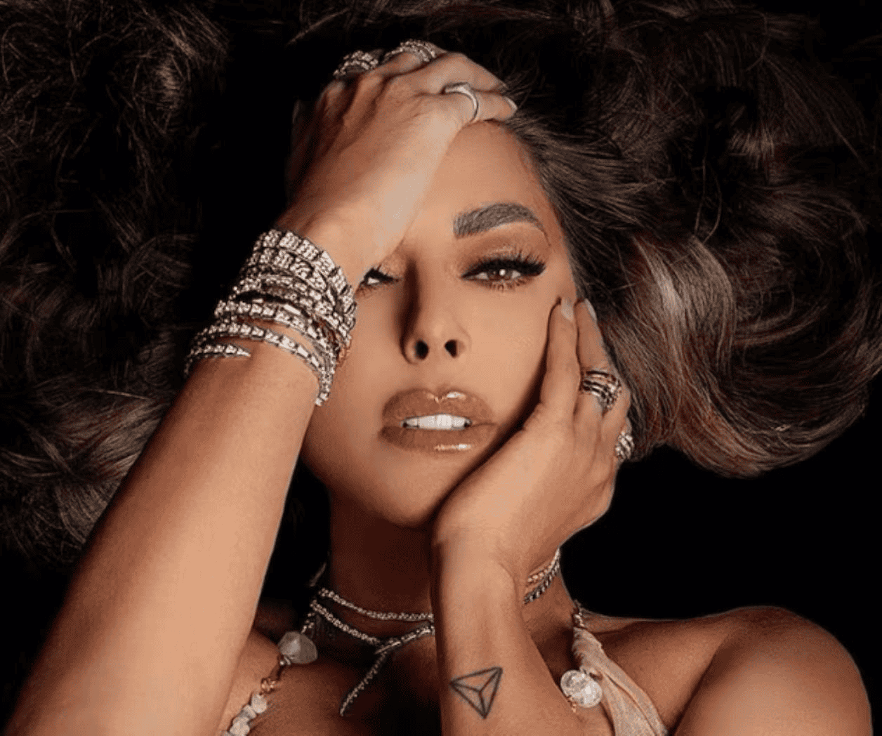 Galilea Montijo impacta con vestido dorado de efecto mojado