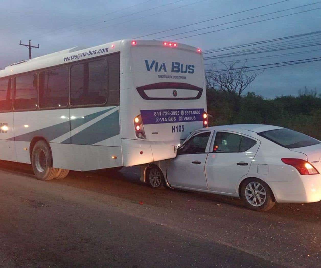 Conductor mete su auto debajo de camión en Avenida de Guadalupe, NL