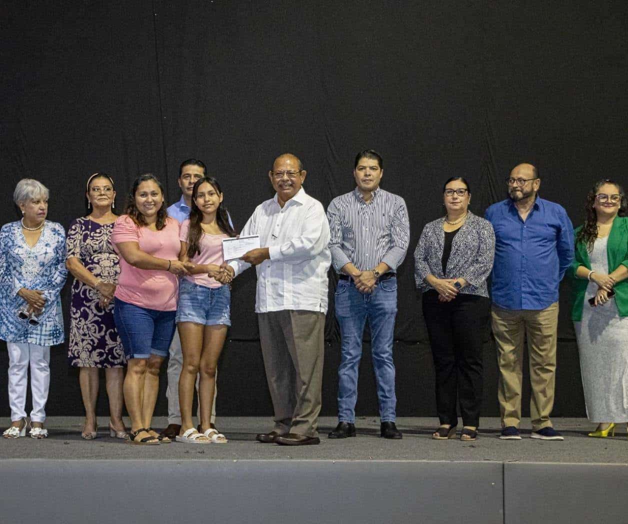 Dan becas a alumnos y apoyos a ejidatarios