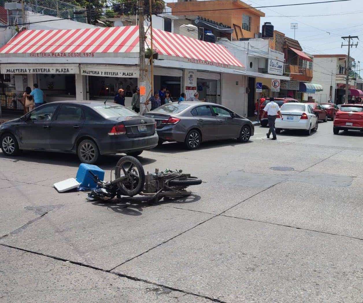 Auto se lleva a motociclista