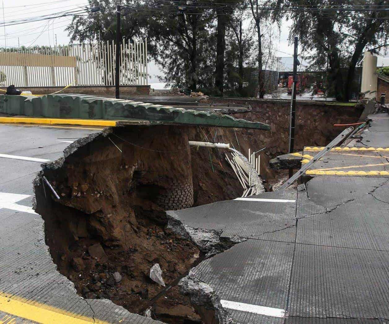 Reparación del socavón en López Mateos, Guadalajara