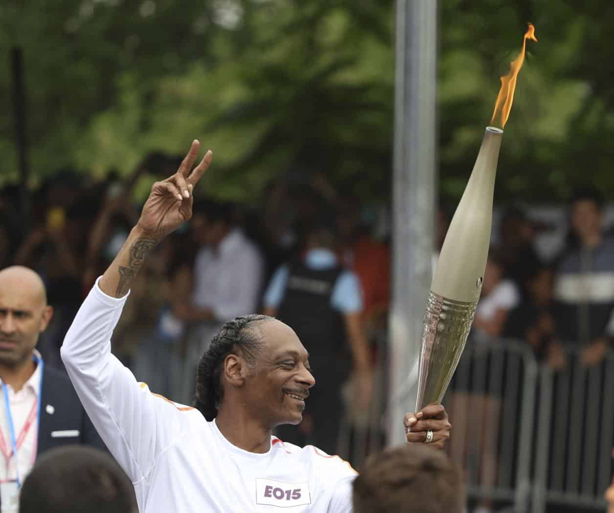 Snoop Dogg porta la antorcha olímpica en París 2024