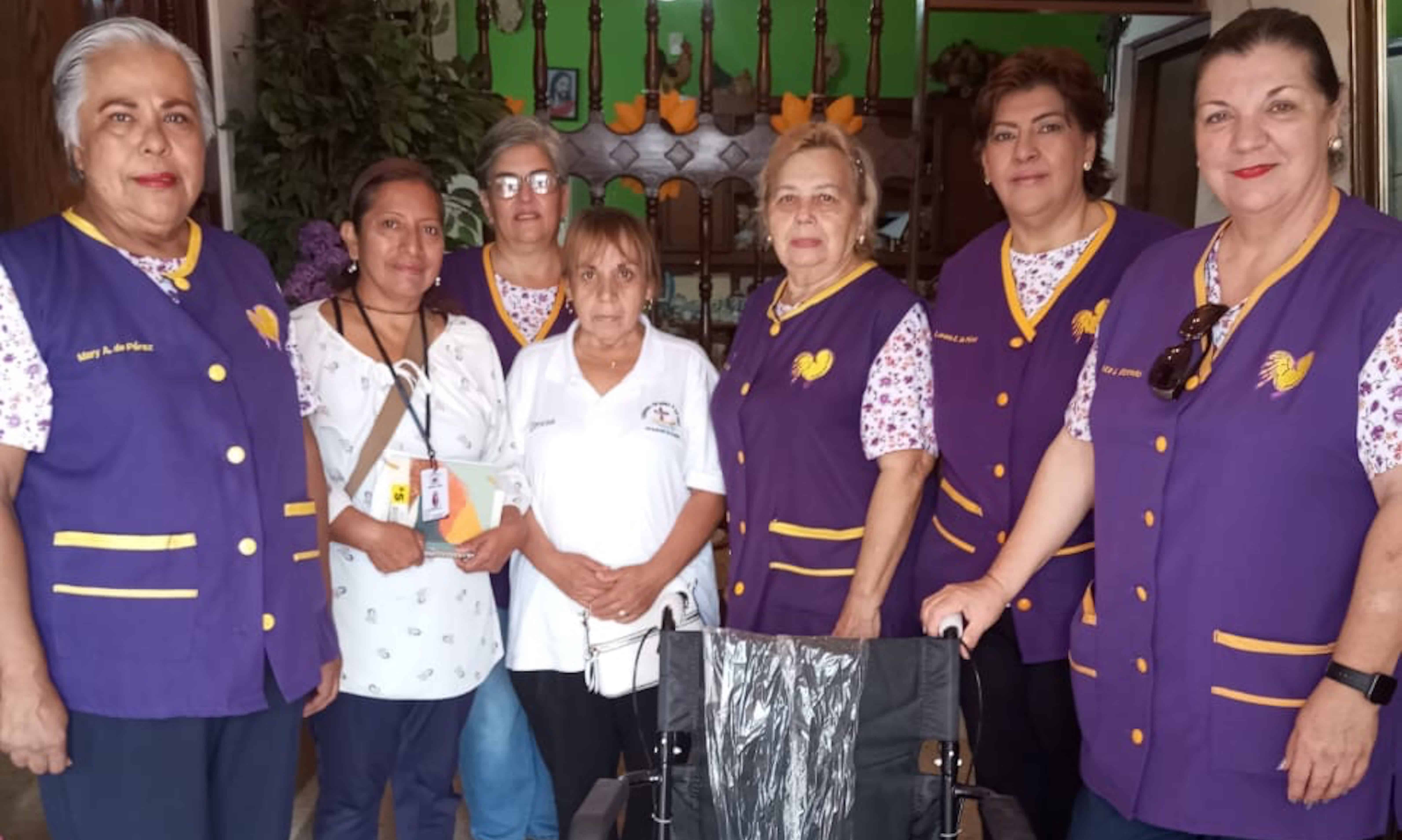 ´Amigas con Corazón´ entrega silla  de ruedas y apoyo  al niño Bryan