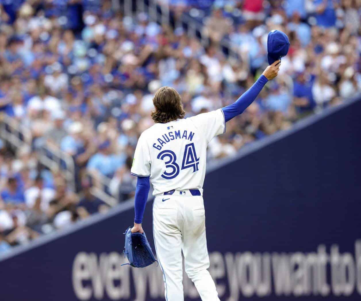 Lanza Gausman pelota de 4 hits; ganan Azulejos
