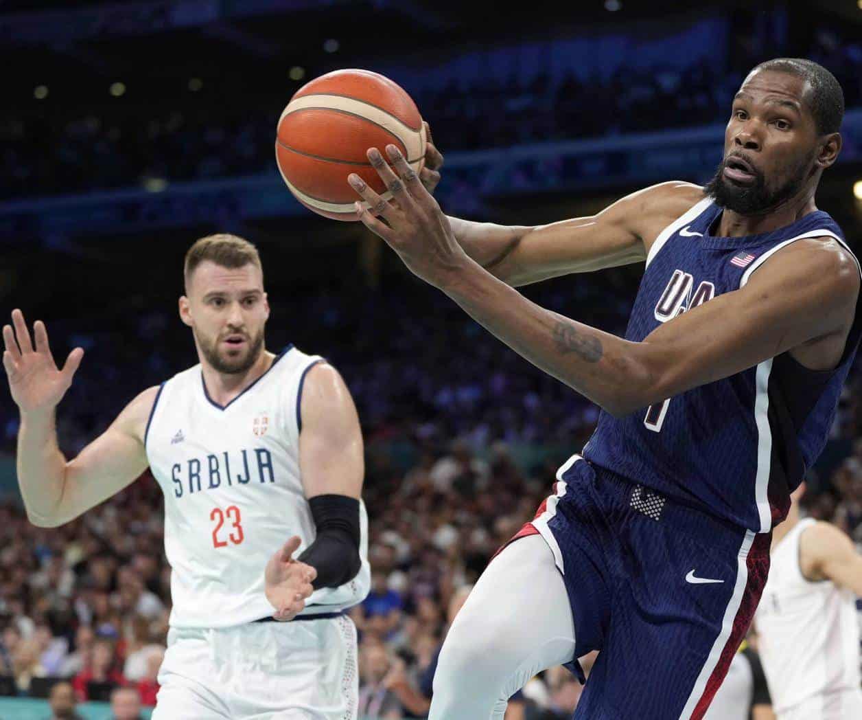 Durant y James le dan a EU un debut triunfal en París