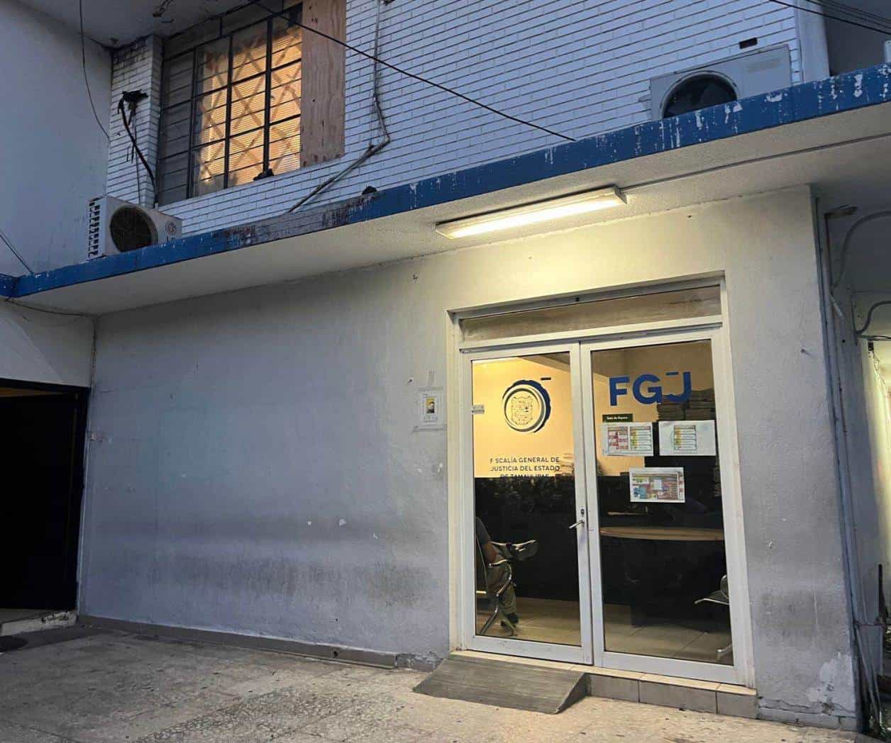 Un ebrio avienta a niña a alberca y casi se ahoga