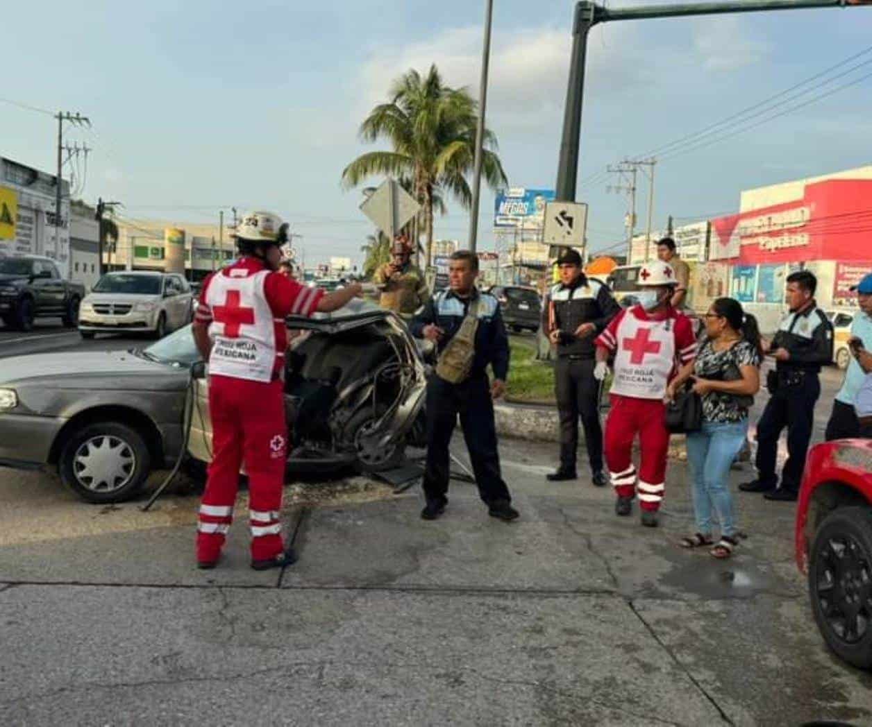 Queda hecho ‘acordeón’ en choque por alcance