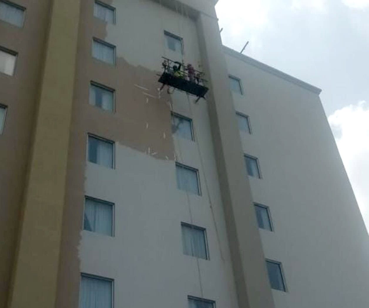 Rescatan a dos obreros atrapados en andamio de hotel en Tampico