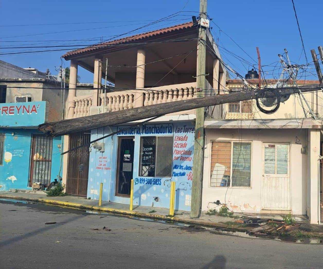 Conductor derriba poste y deja sin luz a la colonia Ca&ntilde;ada