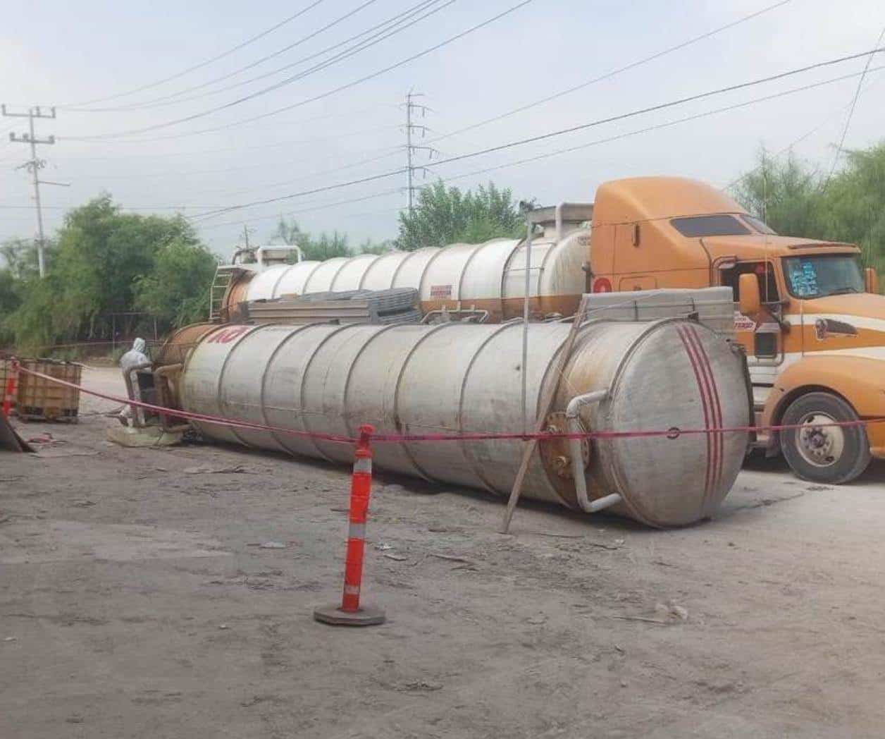 Volcadura de pipa con ácido clorhídrico en parque industrial de Santa Catarina