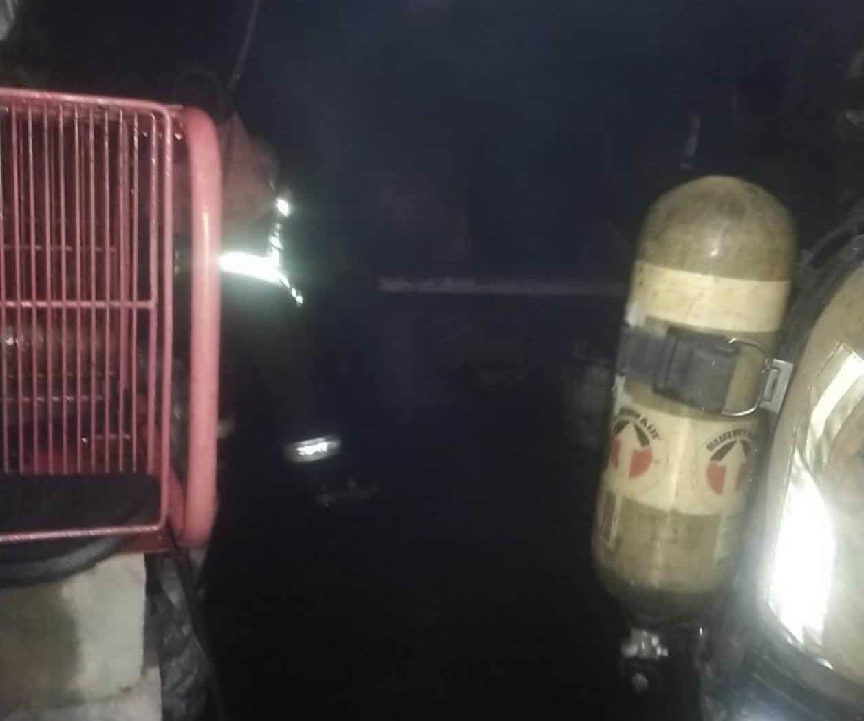 Arde vivienda con moradores adentro