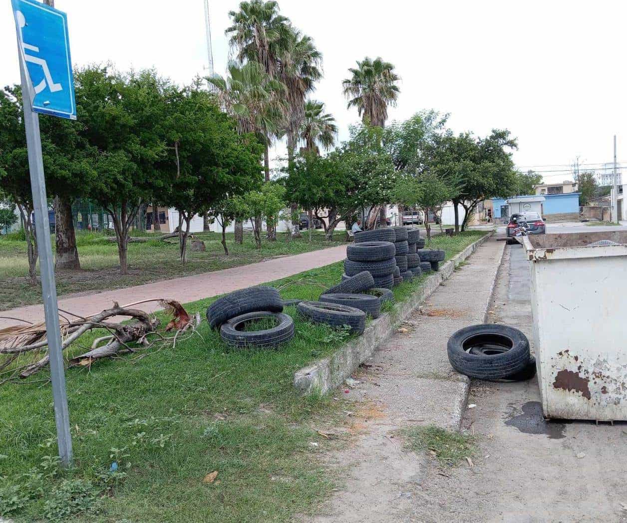 Convierten Plaza Treviño Zapata en basurero de llantas Convierten Plaza Treviño Zapata en basurero de llantas
