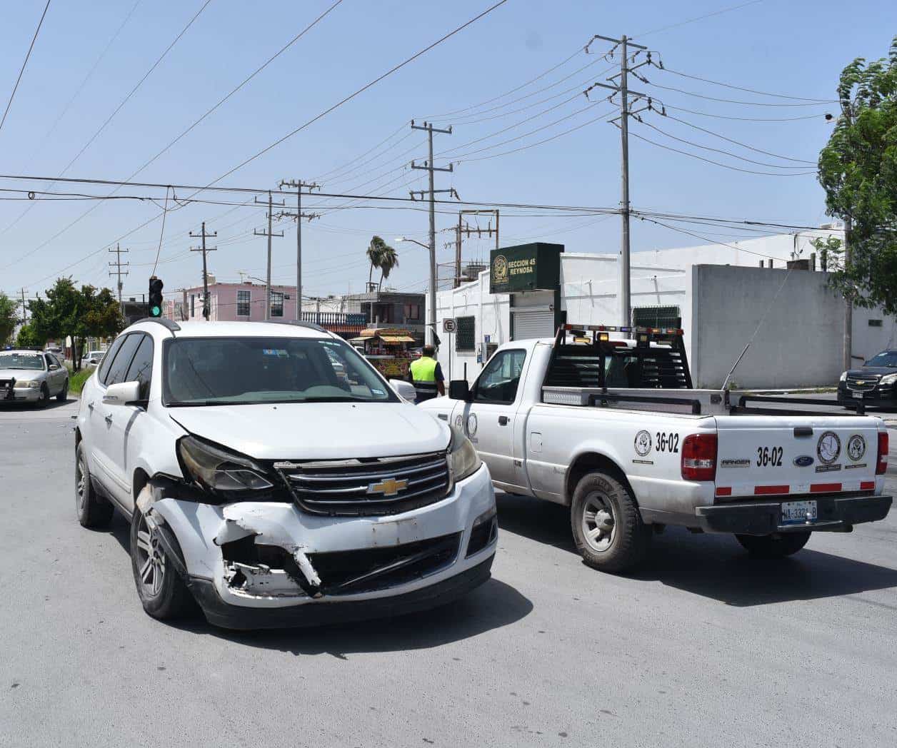 Ignora el semáforo y causa choque en Colonia La Cañada