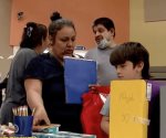 Entregan miles de mochilas con útiles escolares a niños