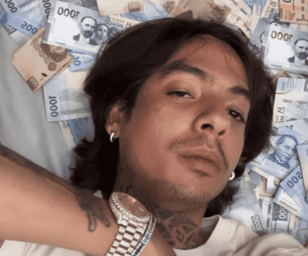 Natanael Cano aparece ebrio y en una cama llena de billetes