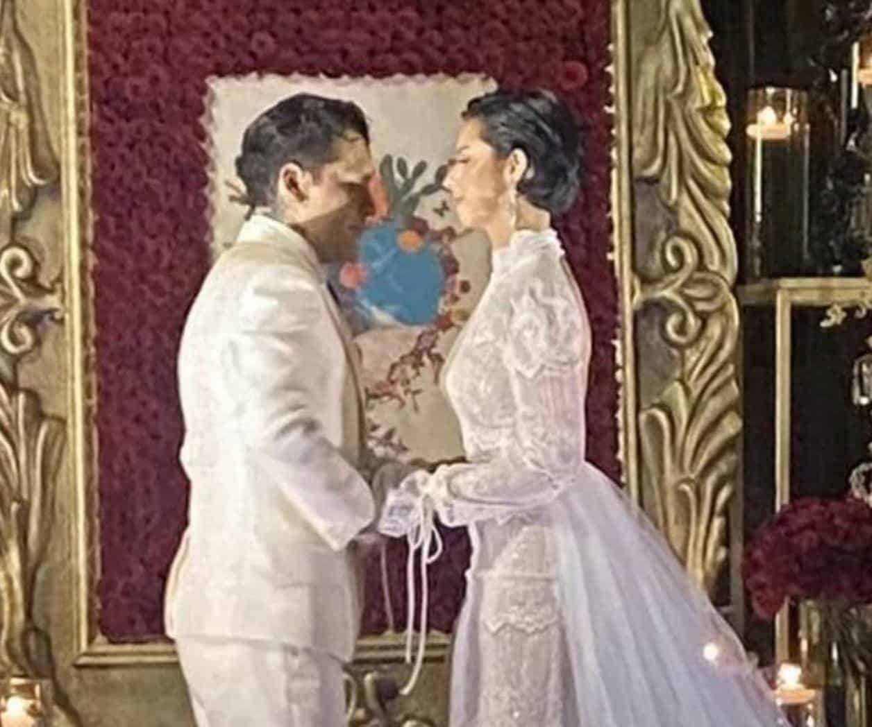 Celebran Ángela  y Christian su amor con beso frente al mar