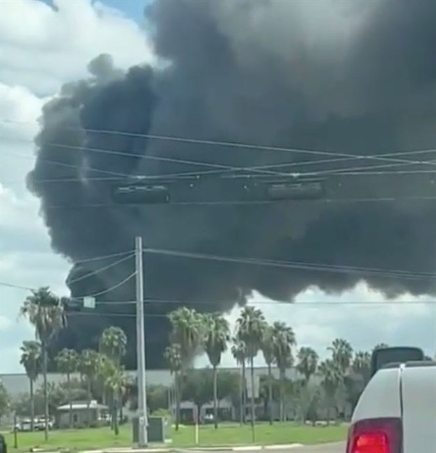 Viven momentos de tensión por incendio en un negocio