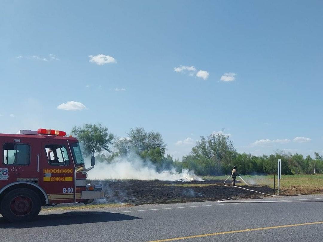 Incendio de auto en carretera Río Bravo-Donna