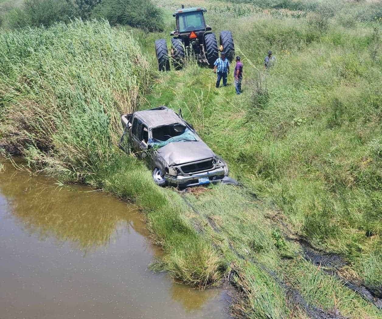 Luego de sentirse mal, vuelca su camioneta