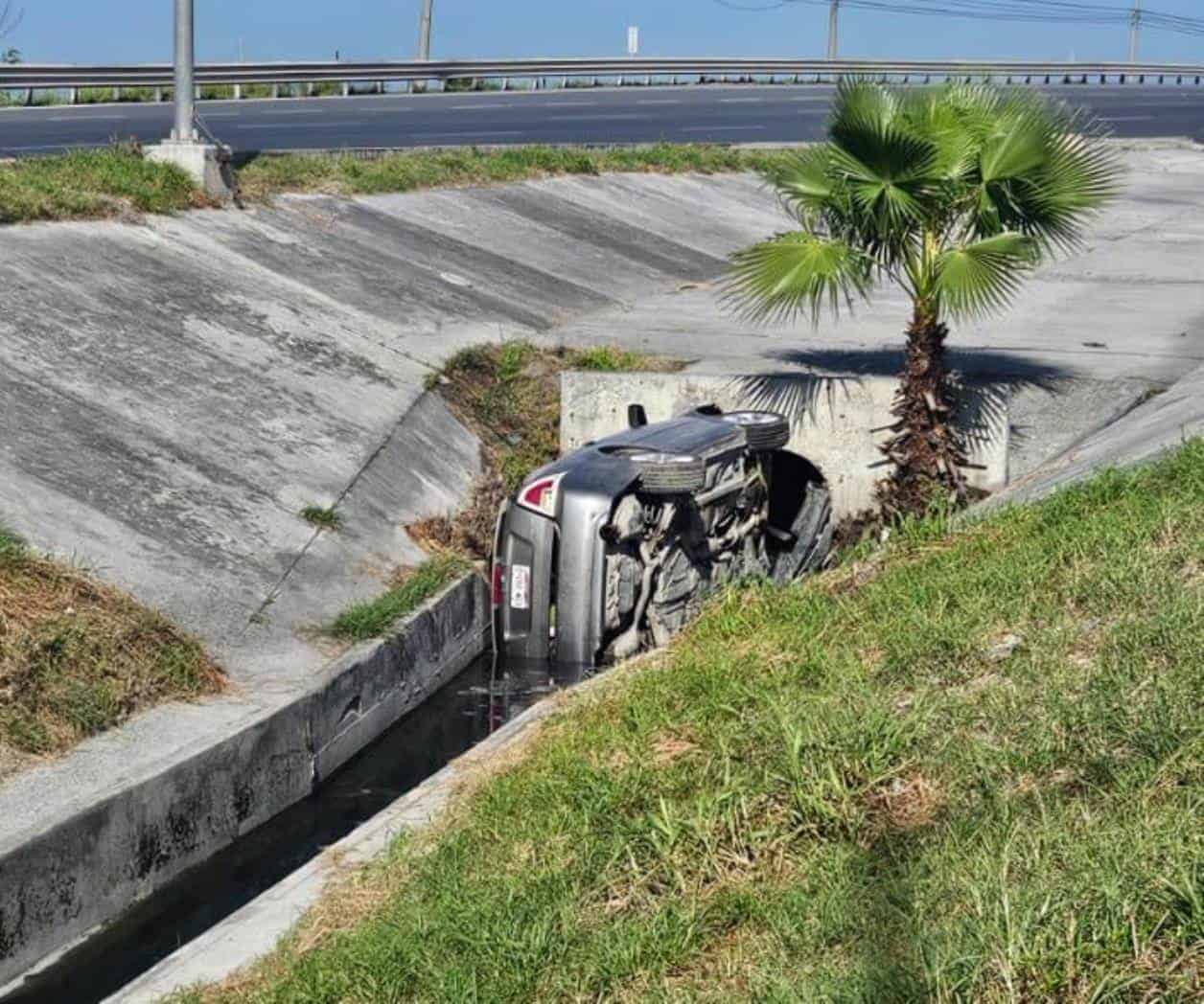 Localizan auto en el fondo de dren en colonia Jarachina Norte