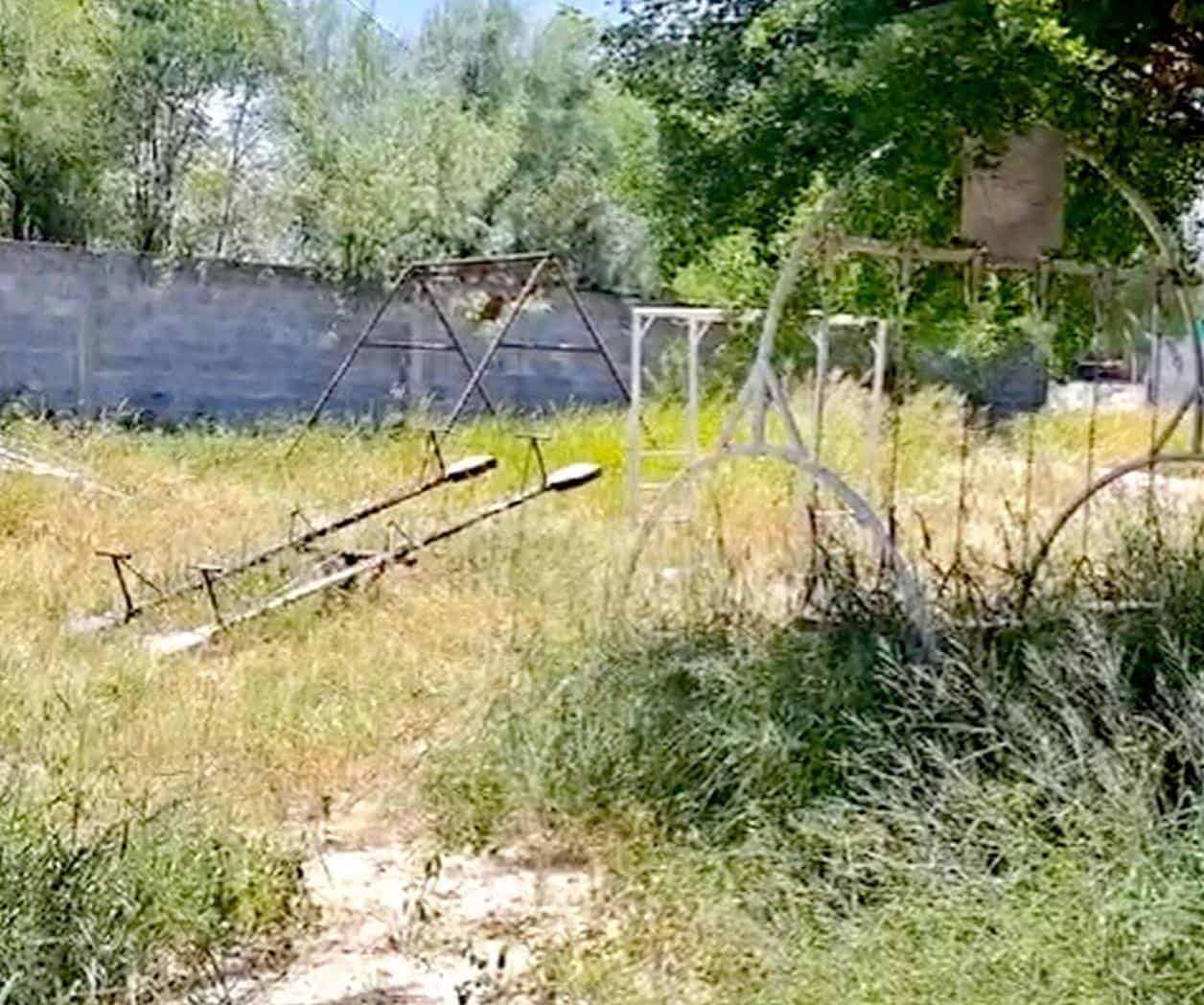 Vecinos de la colonia Las Mitras piden limpieza urgente de parque infantil