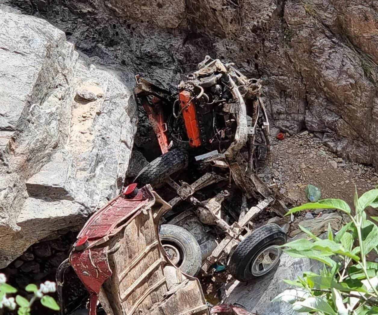 Vehículo con turistas cae a barranco en Real de Catorce