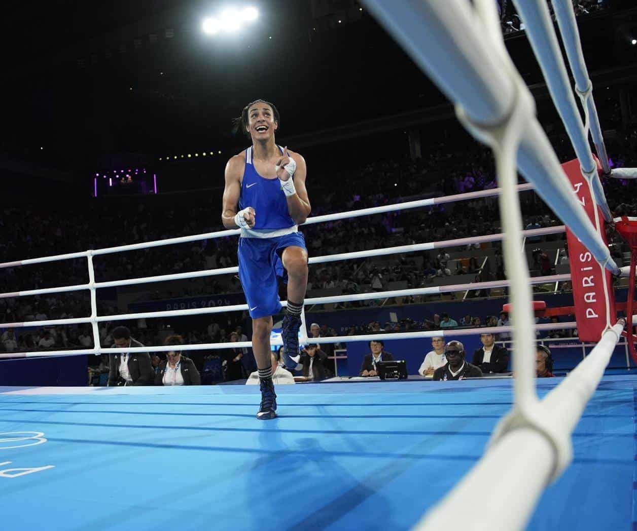 Khelif, boxeadora argelina rodeada por la controversia, se instala en el combate por el oro olímpico