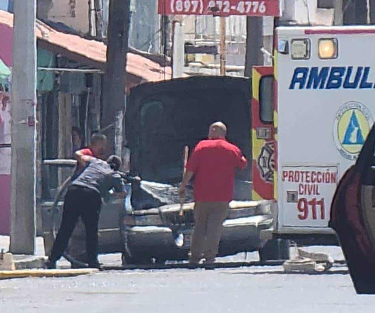 Arde automóvil en pleno centro de Miguel Alemán