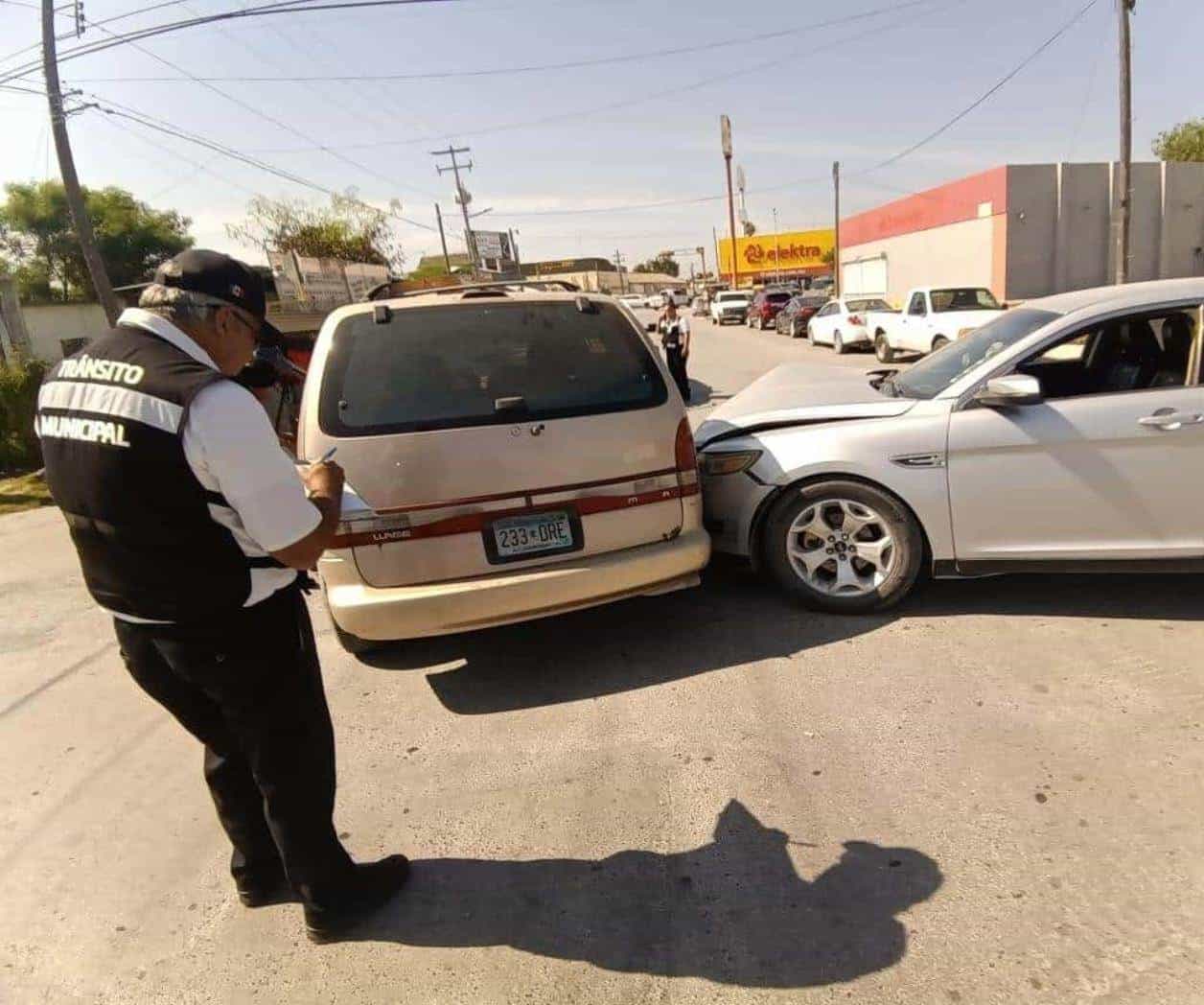 Cruza sin hacer alto; choca y lesiona a su pareja en Río Bravo