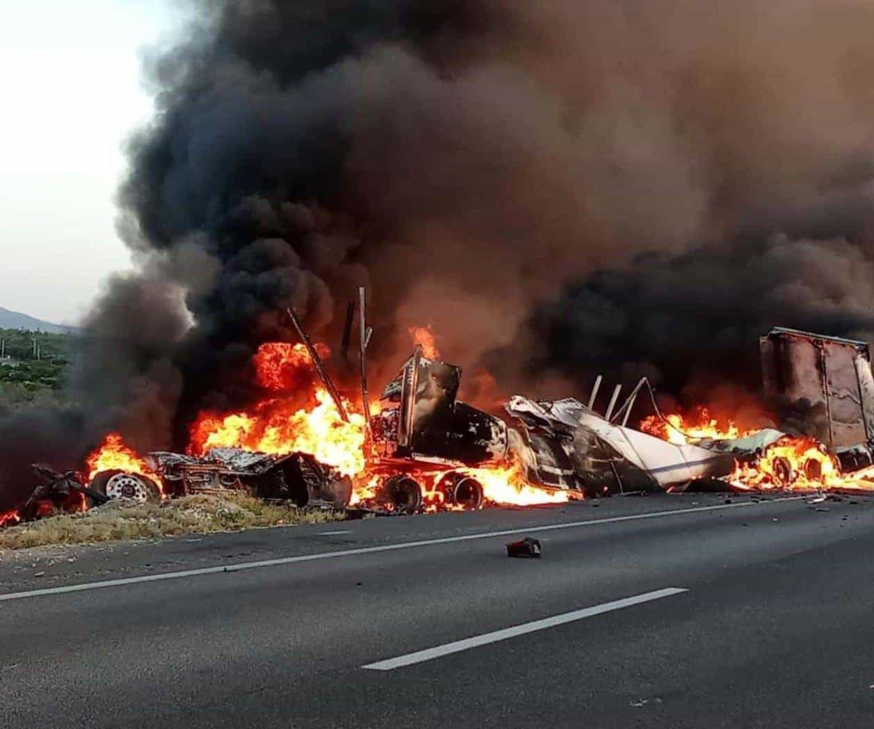 Trágico choque de tráileres en Autopista a Laredo