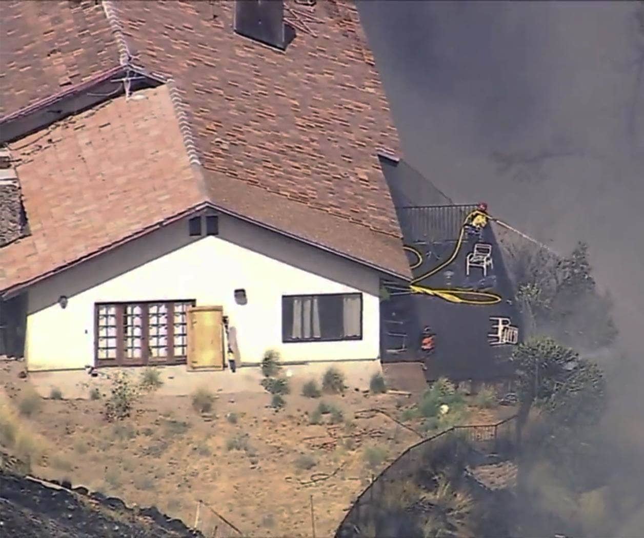 Incendio forestal calcina viviendas