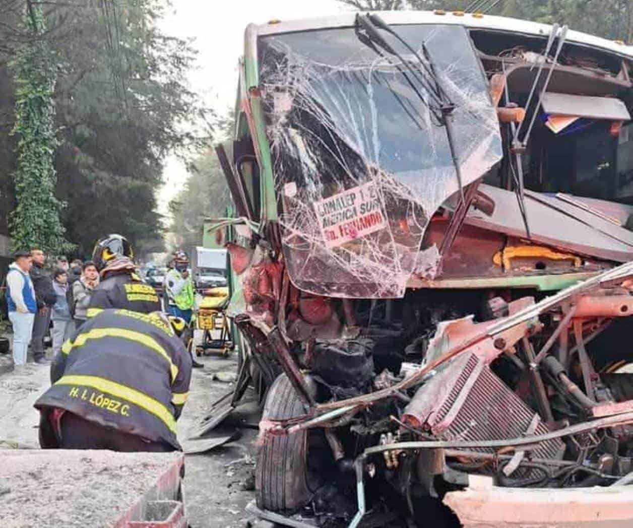 Choque de camión en Carretera Picacho-Ajusco deja 20 heridos