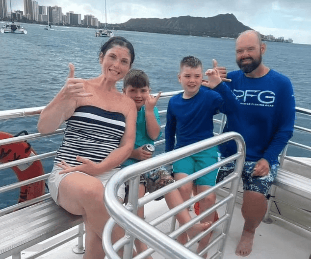 Buscan a familia de Texas tras hundirse su lancha en Alaska