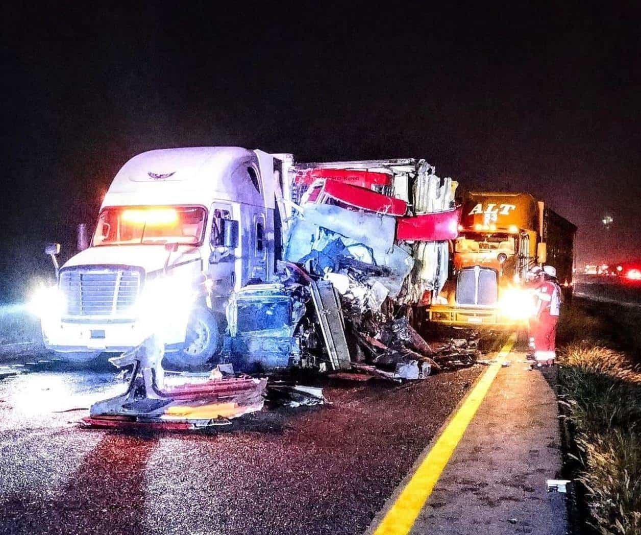 Mortal accidente en Doctor Arroyo por choque de tráileres