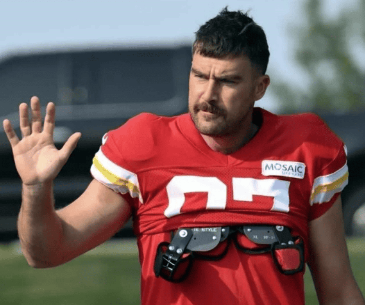 Travis Kelce luce muy preocupado por amenaza a Swift