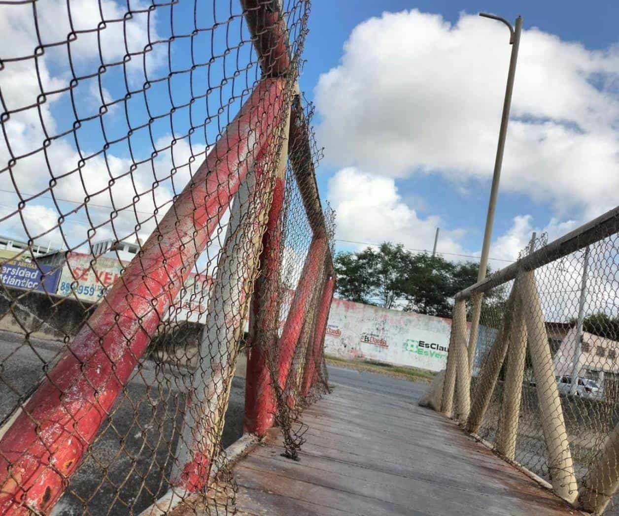Demandan reparar barandal de puente Demandan reparar barandal de puente