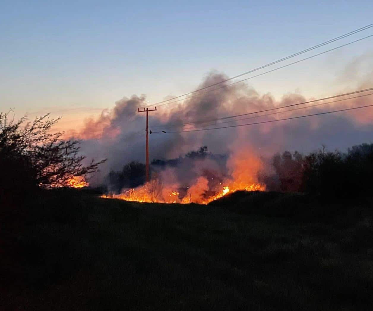 Sigue la quema de pastizales Sigue la quema de pastizales