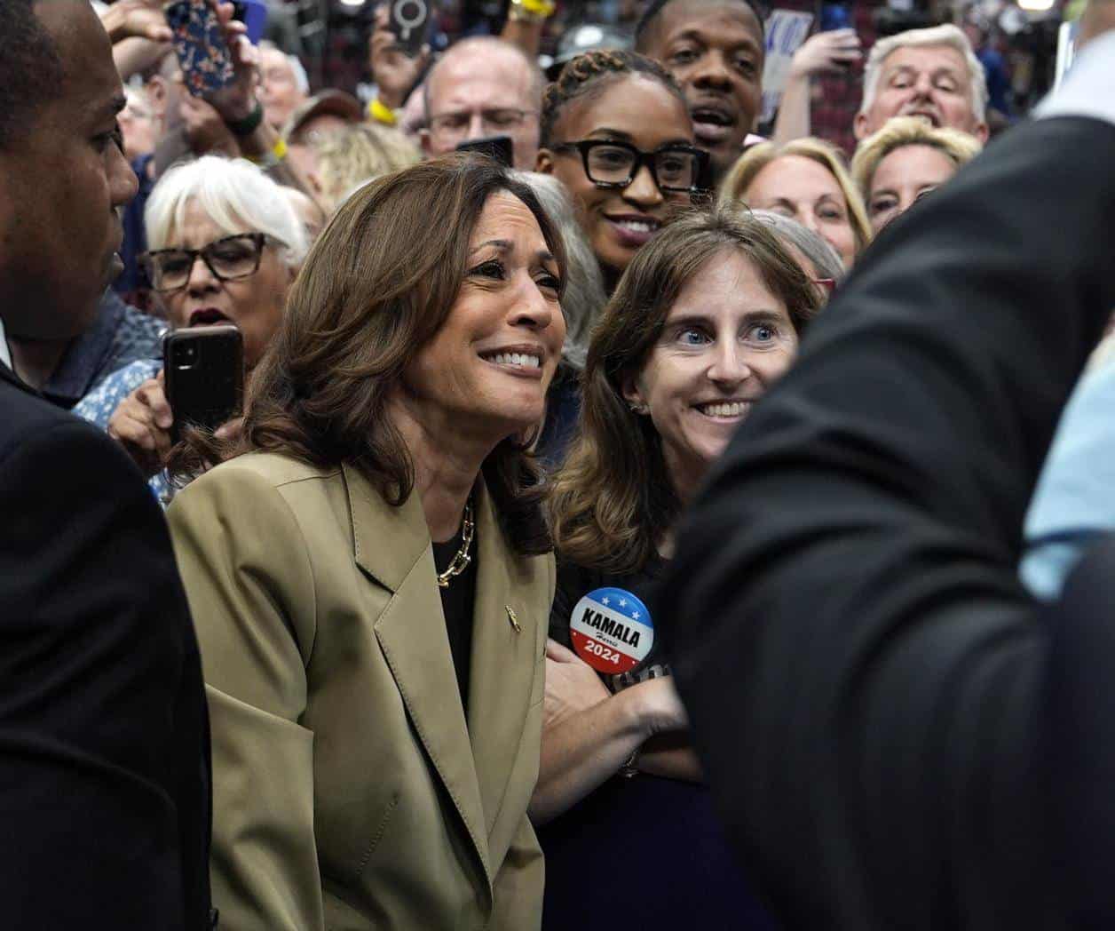 Promueve su visión sobre la inmigración