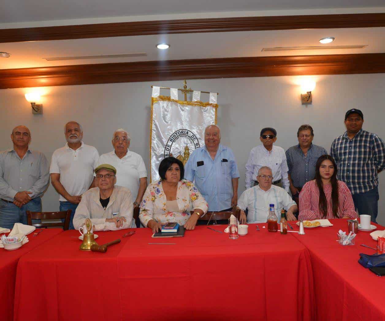 Asisten a junta de agosto Asisten a junta de agosto