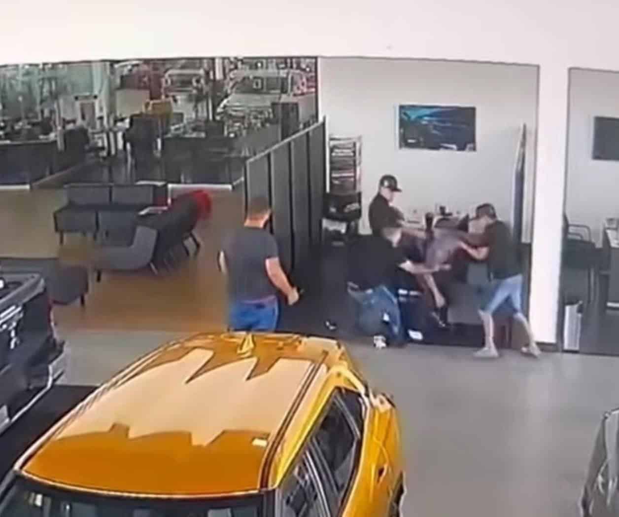 Hombre se refugia en agencia de autos tras intento de secuestro en Reynosa