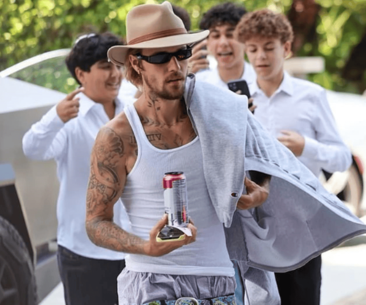 Justin Bieber confronta a grupo de adolescentes en hotel de Los Ángeles Justin Bieber confronta a grupo de adolescentes en hotel de Los Ángeles