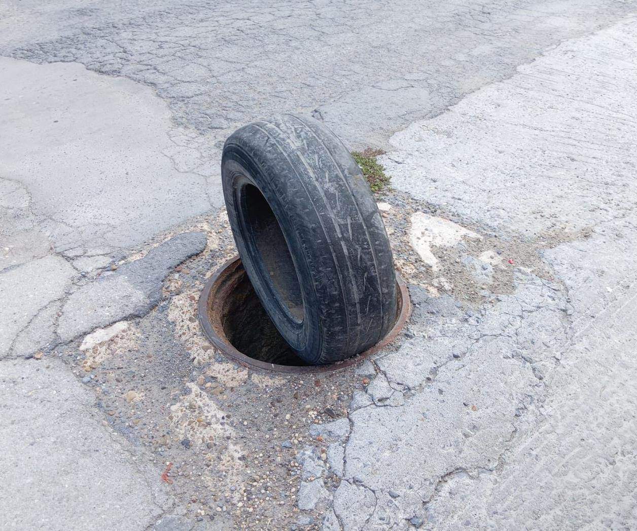 Tapan baches con llantas para evitar accidentes en Reynosa