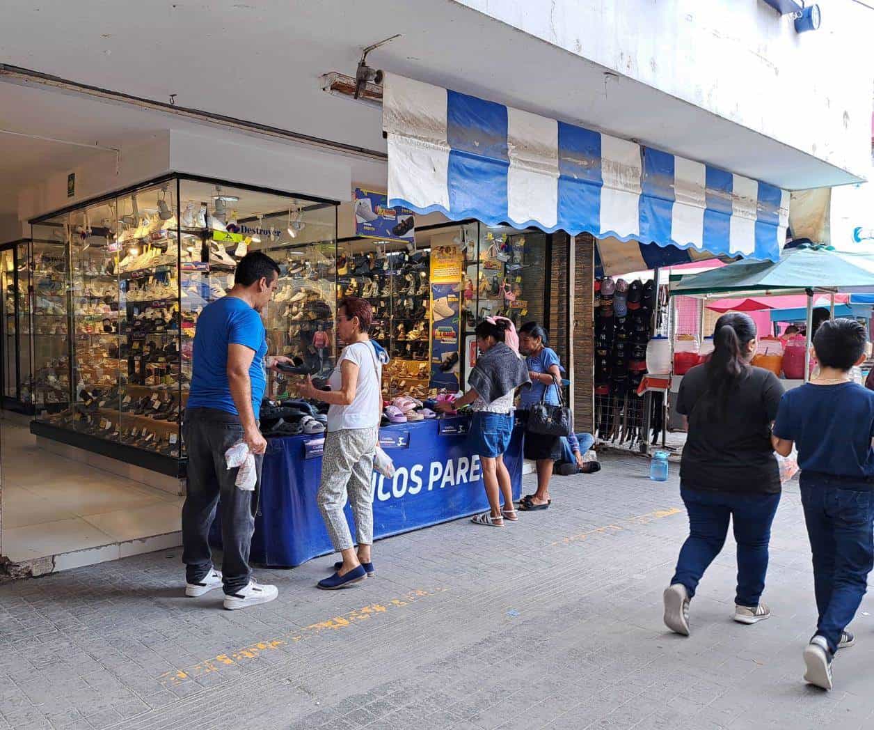 Saturan zona Centro de Reynosa por útiles escolares