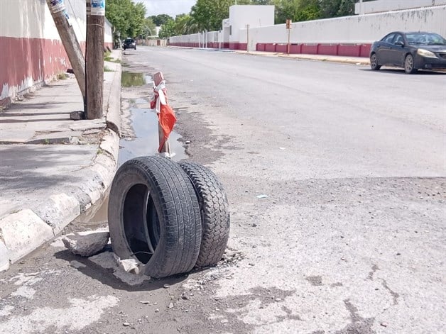 Tapan baches con llantas para evitar accidentes en Reynosa